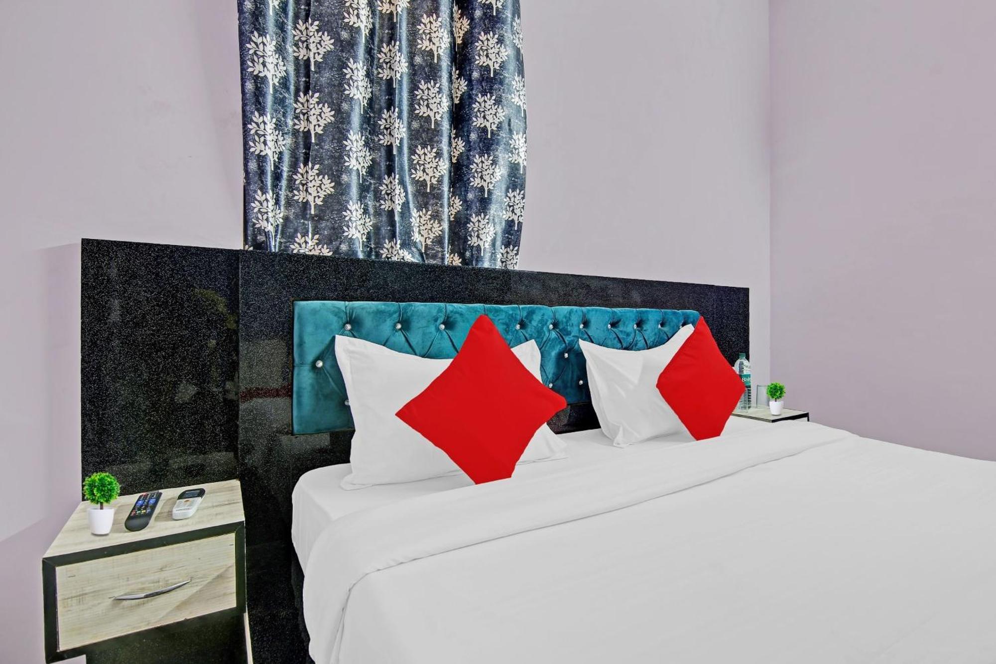 Oyo Galaxy Plaza Hotel Газиабад Екстериор снимка